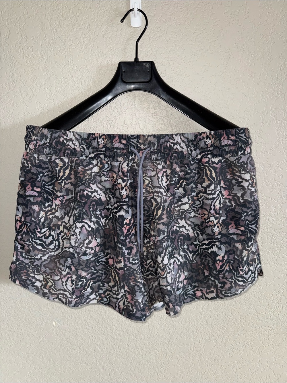 Athleta Crossroads Shorts - Size XL - Kinetic Abstract Multi color way- EUC